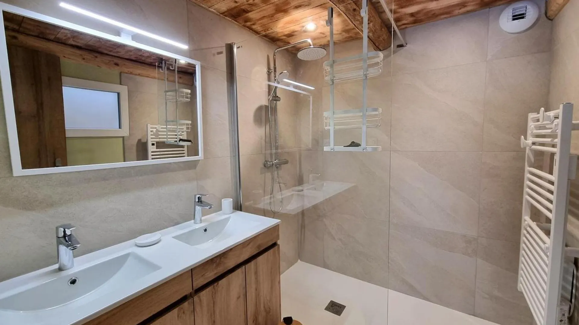 Spacieux Gite Avec Bain Nordique Et Wifi A Usson-En-Forez - Fr-1-496-359 0*,  França
