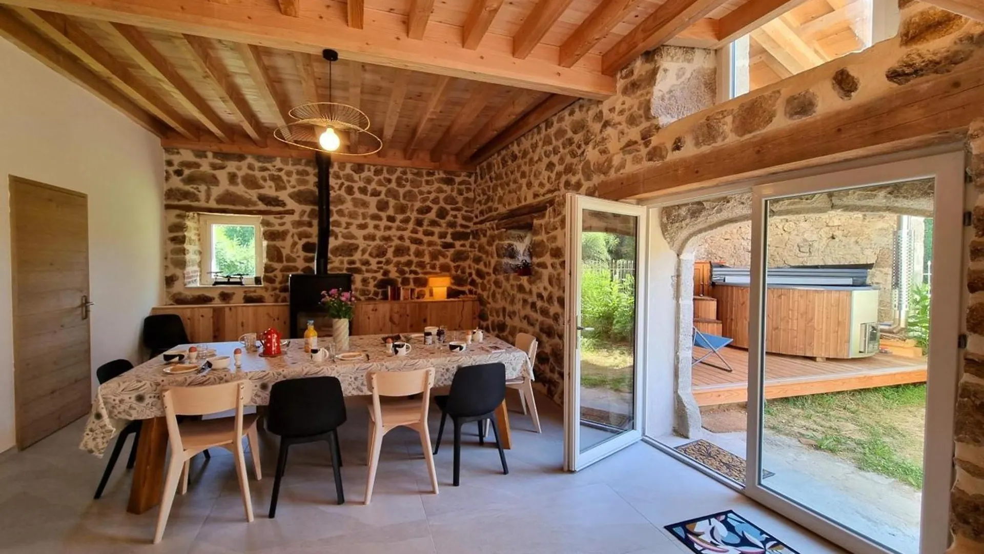 Spacieux gîte avec bain nordique et wifi à Usson-en-Forez - FR-1-496-359