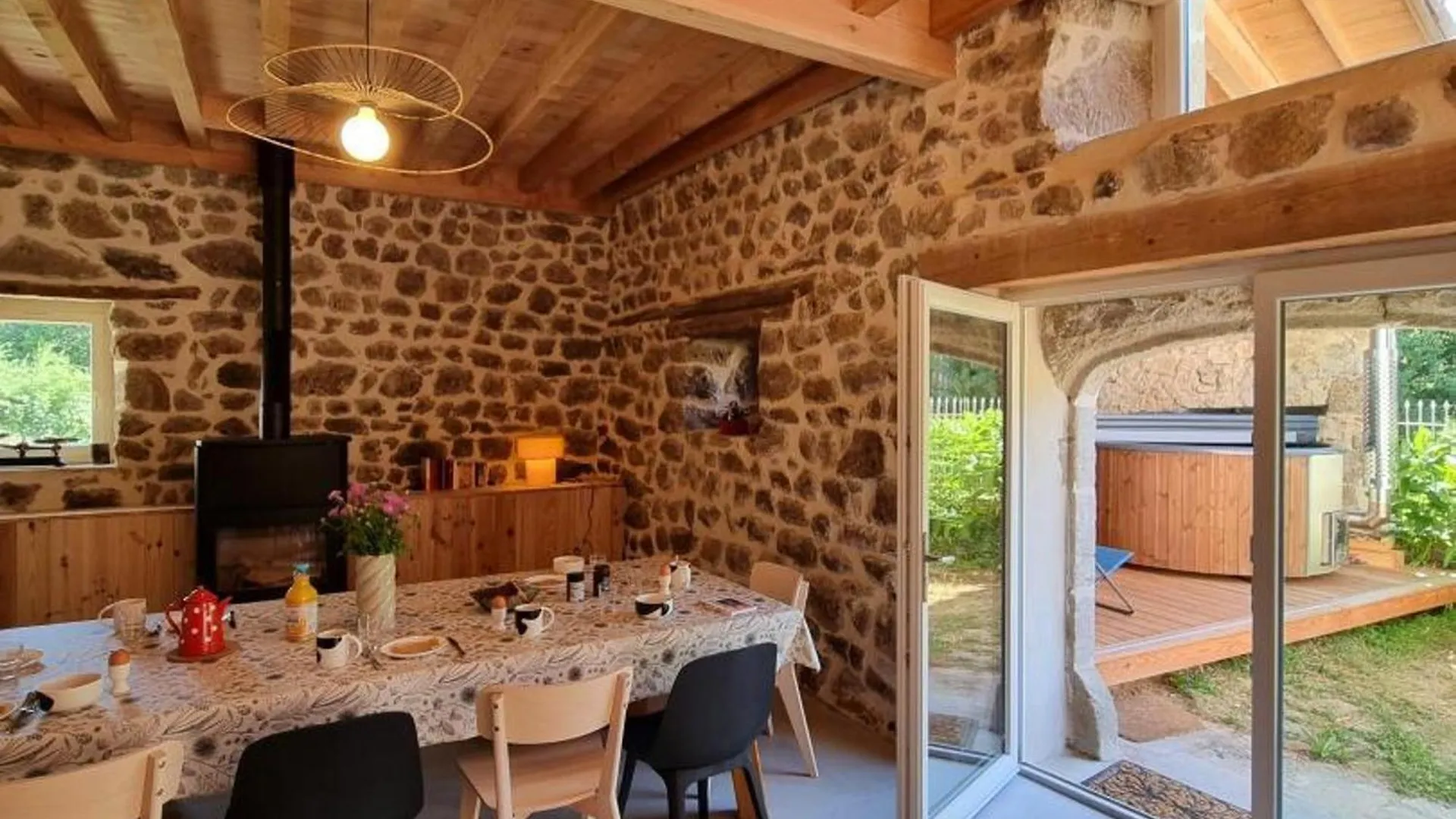 Spacieux Gite Avec Bain Nordique Et Wifi A Usson-En-Forez - Fr-1-496-359 0*,  França